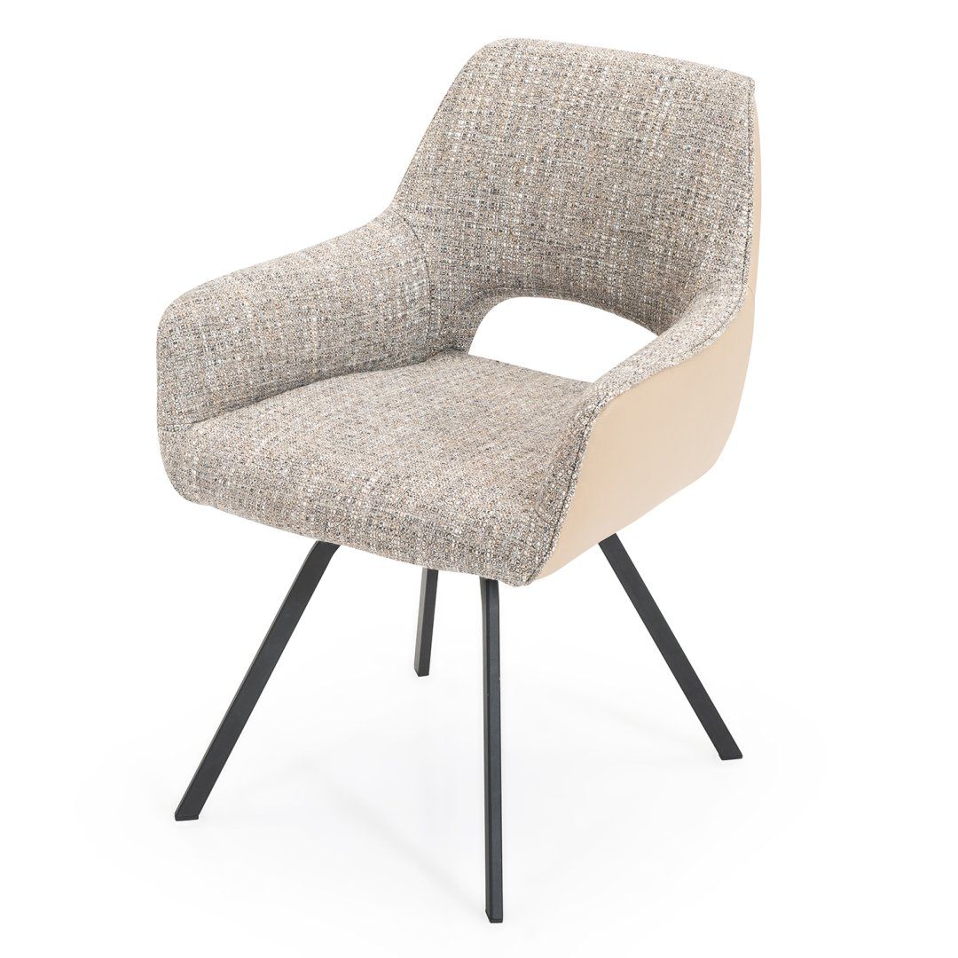 Ein Vega Stuhl mit Armlehnen, bezogen mit beigem Stoff und hellbraunem Lederimitat an der Rückenlehne, steht auf einem schwarzen Stahlfuß.